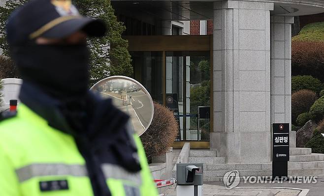 긴장감 도는 헌법재판소 (서울=연합뉴스) 이진욱 기자 = 12일 윤석열 대통령 탄핵심판 선고를 앞두고 서울 종로구 헌법재판소 주변에 경찰이 배치돼 있다. 2025.3.12 cityboy@yna.co.kr