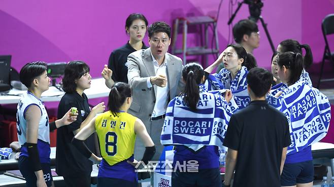 현대건설 강성형 감독이 24일 인천삼산월드체육관에서 열린 2024~2025 V-리그 흥국생명과 경기에서 작전지시를 하고 있다. 2024. 11. 24. 삼산 | 최승섭기자 thunder@sportsseoul.co