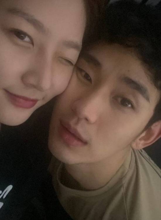 배우 고 김새론의 안타까운 죽음을 둘러싸고 전후사정들이 공개되면서 과거 연인으로 언급된 김수현에게 시선이 쏠리고 있다. /고 김새론 SNS, 유족 제공