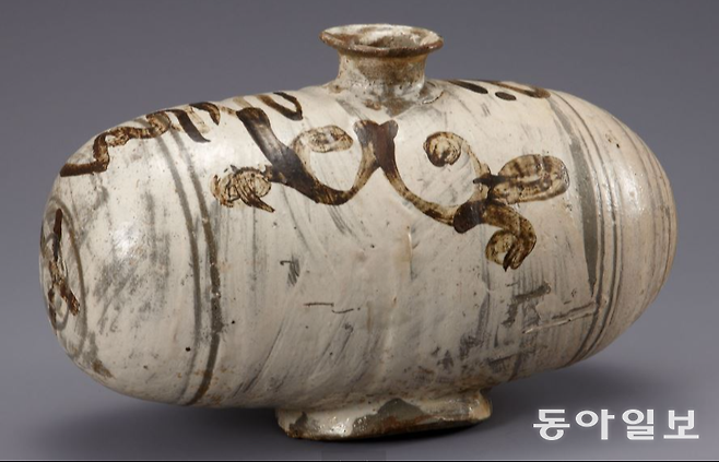 조선 15~16세기 보물 ‘분청사기 철화당초문 장군’. 장군은 당시 술을 담아 따르는 그릇으로 사용되고는 했다.