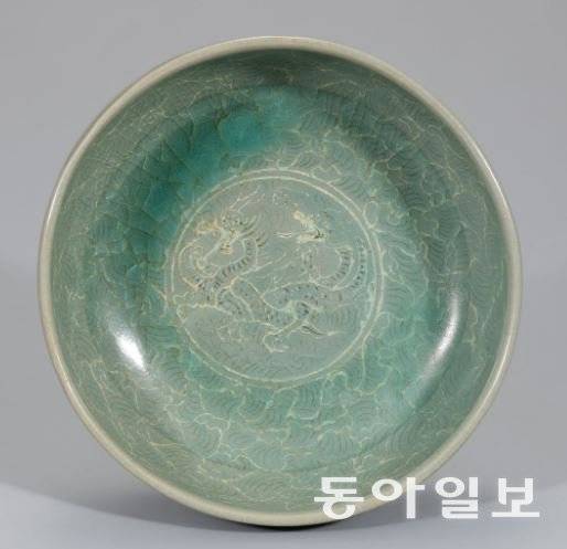 최절정기 상감청자의 모습을 잘 드러내는 13세기 고려의 ‘청자 상감쌍룡국화문 반’