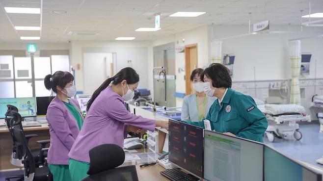 강정애 국가보훈부 장관이 26일 오전 인천보훈병원을 방문하여 의료계 집단행동 관련해 비상 진료체계 대응현황을 점검하기위해 응급실을 찾아 직원을 격려하고 있다. 2024.2.26/국가보훈부 제공