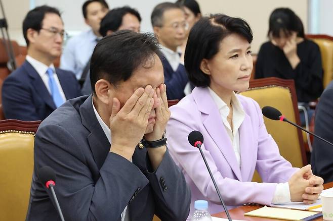 이진숙(오른쪽) 방송통신위원장과 김태규 부위원장. 연합뉴스