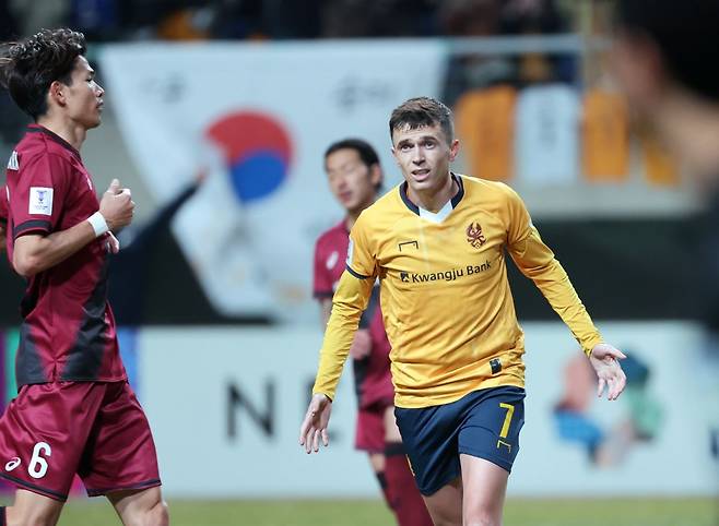 광주FC 공격수 아사니가 12일 광주월드컵경기장에서 열린 비셀 고베와의 아시아축구연맹 챔피언스리그엘리트(ACLE) 16강 2차전에서 페널티킥 골을 넣은 뒤 기뻐하고 있다. 연합뉴스