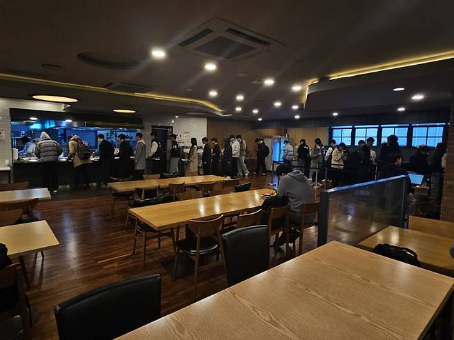 13일 오전 8시쯤 서울 중구 동국대학교 기숙사식당(신공학관1층)에 천원의 아침밥을 먹으로 온 학생들이 줄을 서고 있는 모습. /사진=박상혁 기자.
