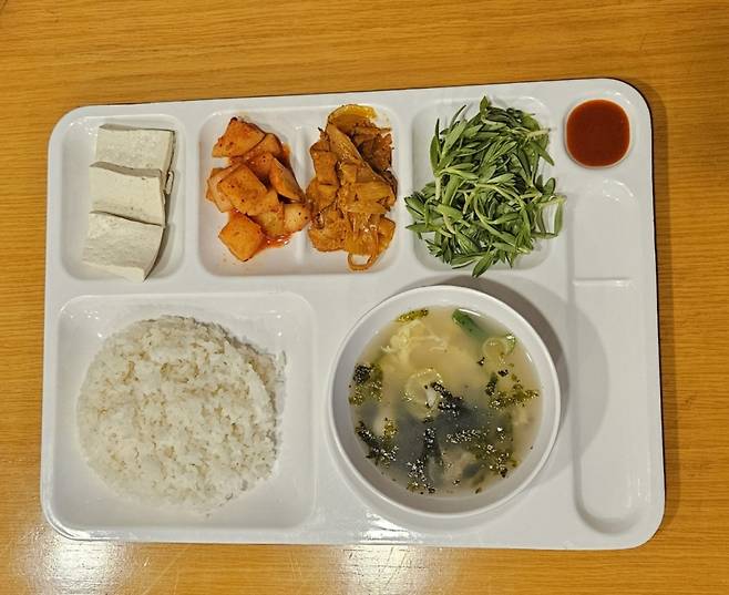 13일 서울 중구 동국대학교 기숙사식당(신공학관 1층)에서 아침 메뉴로 제육볶음, 조랭이떡국 등이 나온 모습. /사진=박상혁 기자.