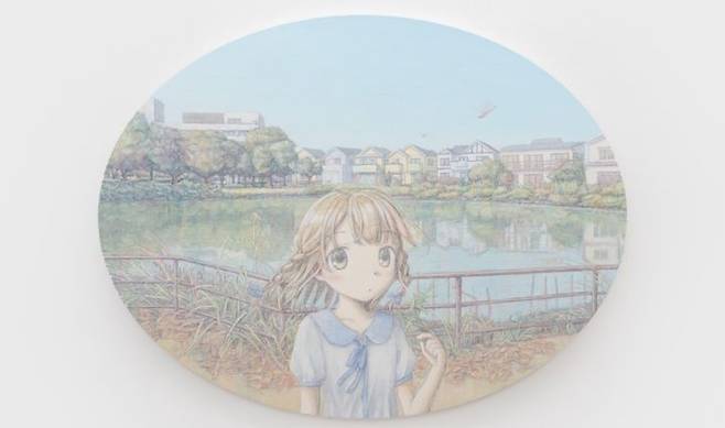 Emi Kuraya, Dragonflies and a Circular Pond, 2025, Oil on canvas, 118.7 × 155 × 3 cm. @2025 Emi Kuraya/Kaikai Kiki Co., Ltd. All Rights Reserved. Courtesy Perrotin *재판매 및 DB 금지