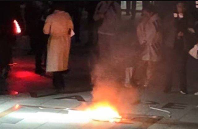 ▲11일 극우세력이 충북대학교에 찾아가 윤석열 대통령 퇴진을 요구하는 대학생들의 현수막을 불로 태우고 있다. ⓒ윤석열퇴진전국대학생시국회의