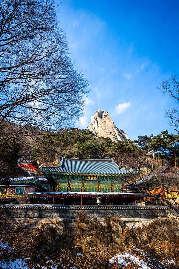 천축사 전경과 그 뒤 선인봉.