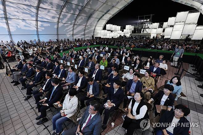 울산울주세계산악영화제 개막식 지켜보는 관람객들 (울산=연합뉴스) 김용태 기자 = 27일 오후 울산시 울주군 영남알프스 복합웰컴센터에서 열린 '제9회 울산울주세계산악영화제'를 찾은 관람객들이 개막식을 지켜보고 있다. 2024.9.27 yongtae@yna.co.kr