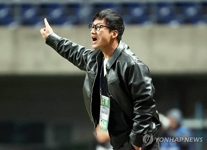 작전 지시하는 이정효 감독 (광주=연합뉴스) 조남수 기자 = 12일 광주월드컵경기장에서 열린 아시아축구연맹(AFC) 챔피언스리그엘리트(ACLE) 광주FC와 비셀 고베의 16강 2차전. 광주 이정효 감독이 작전 지시하고 있다. 2025.3.12 iso64@yna.co.kr