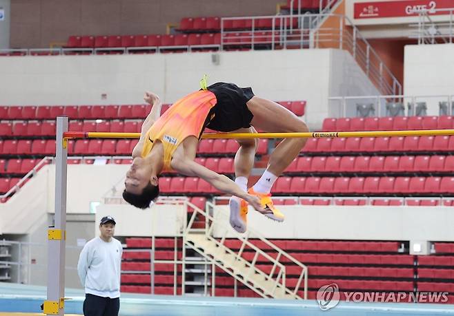 '스마일 점퍼' 우상혁, 대구서 전지훈련 (대구=연합뉴스) 박세진 기자 = '스마일 점퍼'로 불리는 남자 높이뛰기 선수 우상혁이 12일 '2025 난징 세계실내육상선수권대회' 준비를 위해 대구 육상진흥센터를 찾아 훈련하고 있다. 2025.3.12 psjpsj@yna.co.kr