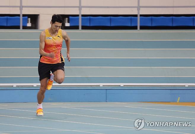 대구에서 대회 준비하는 우상혁 (대구=연합뉴스) 박세진 기자 = '스마일 점퍼'로 불리는 남자 높이뛰기 선수 우상혁이 12일 '2025 난징 세계실내육상선수권대회' 준비를 위해 대구 육상진흥센터를 찾아 훈련하고 있다. 2025.3.12 psjpsj@yna.co.kr