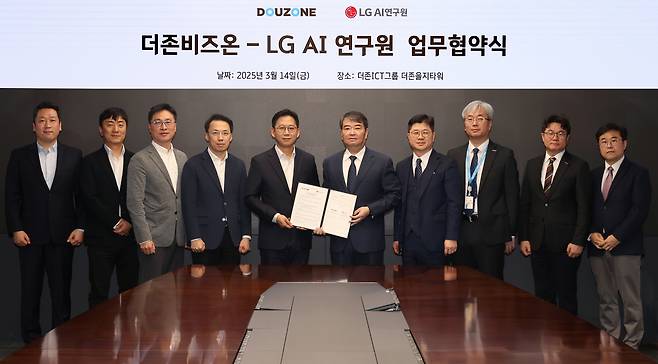 14일 서울 중구 더존을지타워에서 열린 더존비즈온과 LG AI연구원의 'AI 사업 협력을 위한 업무협약식'에서 양사 임직원들이 기념촬영을 하고 있다. 왼쪽부터 LG AI 연구원 유정상 책임, 박용민 사업개발팀장, 전기정 Product Unit장, 이화영 BX Unit장, 배경훈 연구원장, 더존비즈온 김용우 회장, 지용구 성장전략부문 대표, 정재근 상무, 황광민 이사, 최성민 부장./사진=더존비즈온 제공