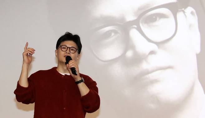 한동훈 국민의힘 전 대표가 10일 오후 부산 부산진구 영광도서에서 열린 저서 ‘한동훈의 선택, 국민이 먼저입니다’ 북콘서트에서 발언하고 있다. (사진=뉴스1).