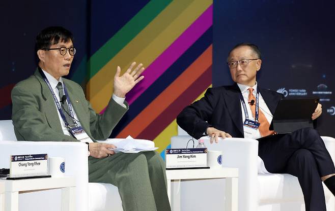 이창용(왼쪽) 한국은행 총재가 14일 서울 서대문구 연세대학교 백주년기념관에서 열린 제7회 글로벌지속가능발전포럼(GEEF 2025)에 참석해 기조 연설하고 있다. 오른쪽은 김용 전 세계은행 총재. (사진= 연합뉴스)