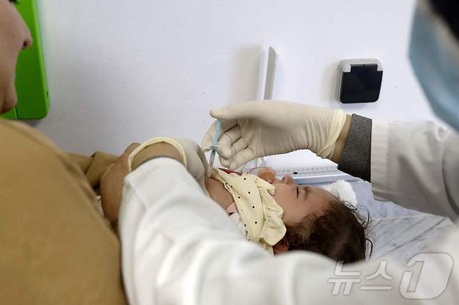 모로코 해안도시 테마라의 한 병원에서 어린이가 홍역 백신을 맞고 있다. ⓒ AFP=뉴스1