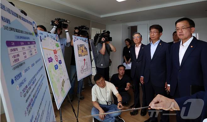 최상목 부총리 겸 기획재정부 장관(오른쪽)이 20일 오후 경기도 부천시 여월동 매입임대주택 현장에 참석해 브리핑을 듣고 있다. 왼쪽부터 이한준 LH공사 사장, 박상우 국토교통부 장관, 최 부총리. (공동취재) 2024.8.20/뉴스1 ⓒ News1 이재명 기자