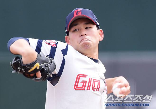 10일 부산 사직구장에서 열린 KBO리그 시범경기 롯데와 LG의 경기. 선발 투구하고 있는 롯데 김진욱. 부산=송정헌 기자songs@sportschosun.com/2025.03.10/