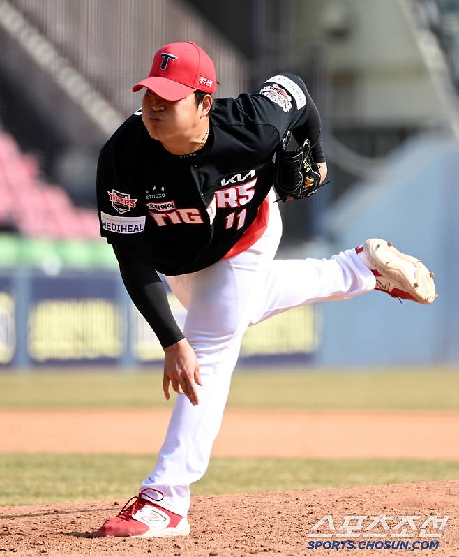 14일 잠실야구장에서 열린 KIA와 두산의 시범경기, KIA 조상우가 역투하고 있다. 잠실=허상욱 기자 wook@sportschosun.com/2025.03.14/