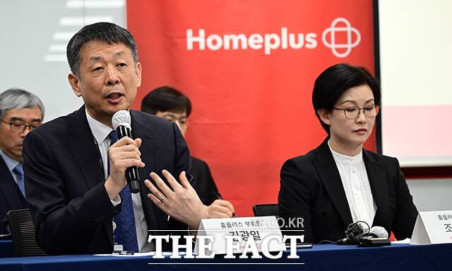 김광일 MBK 파트너스 부회장이 14일 오전 서울 강서구 홈플러스 본사에서 기업회생 신청과 관련한 기자간담회를 열고 발언을 하고 있다. /임영무 기자