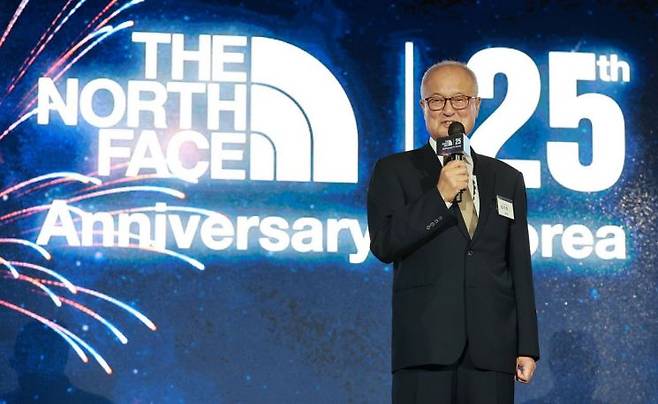 노스페이스 국내 론칭 25주년 기념 축사를 진행 중인 영원아웃도어 성기학 회장