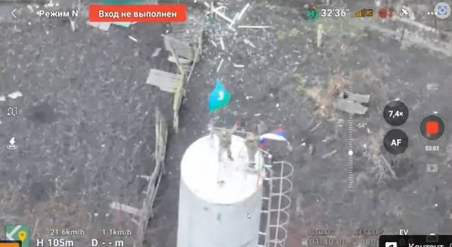 우크라이나가 한때 점령했던 쿠르스크주 수자의 급수탑 꼭대기에서 러시아군이 러시아 국기를 흔들고 있는 모습./로이터 연합뉴스