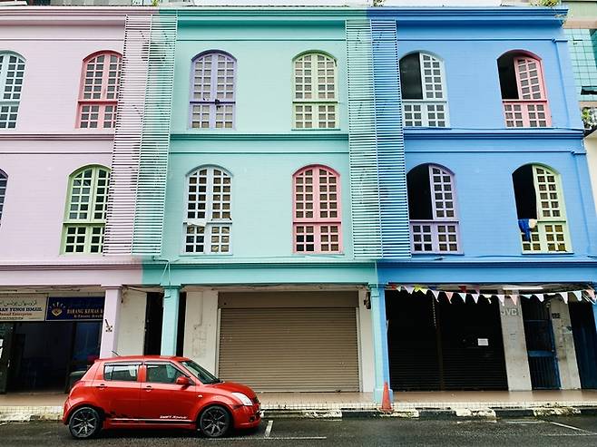다채로운 컬러가 돋보이는 반다르세리베가완 도심의 주택가 풍경