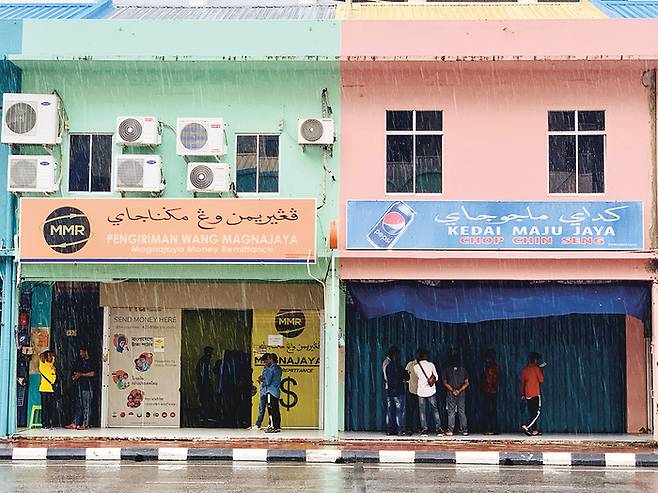 다채로운 컬러가 돋보이는 도심의 주택가 풍경