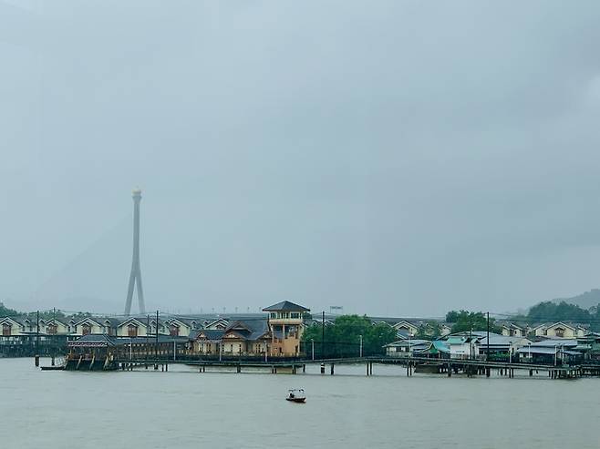 박물관 창을 통해 바라다본 수상마을