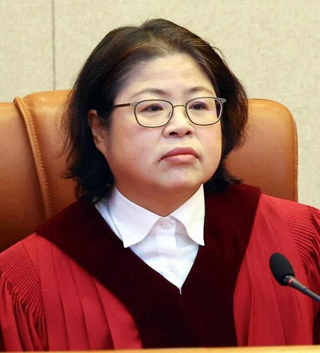 이창수 중앙지검장 등 검사 3인 및 최재해 감사원장에 대한 탄핵심판 선고가 열린 13일 서울 종로구 헌법재판소에서 김복형 헌법재판관이 입장해 자리하고 있다.ⓒ연합뉴스