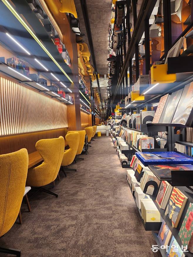 공간 안쪽에 자리한 리딩룸. 노트북을 사용하거나 공부하는 이들이 주로 사용하는 공간이다. 이설 기자 snow@donga.com