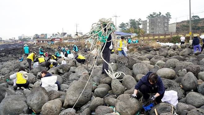 12일 실시한 '우리동네 클린올레' 환경 캠페인, 2025년 첫 연합 활동을 진행하고 있다. (제주올레 제공)