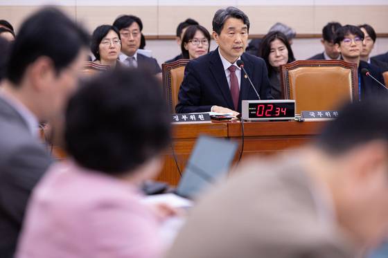 이주호 사회부총리 겸 교육부 장관이 12일 오전 서울 여의도 국회에서 열린 제423회 국회(임시) 법제사법위원회 제1차 전체회의에서 의원 질의에 답변하고 있다. 뉴스1
