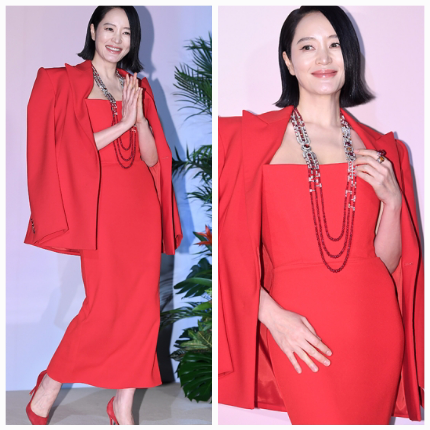 배우 김혜수(54)가 ‘올 레드 룩’으로 강렬한 존재감을 뽐냈다.사진=천정환 기자