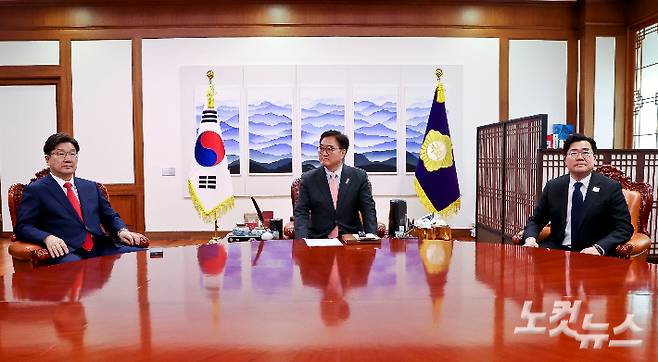 우원식 국회의장과 국민의힘 권성동·더불어민주당 박찬대 원내대표가 10일 서울 여의도 국회 의장실에서 열린 국회의장 주재 국정협의회에 참석해 있다. 윤창원 기자