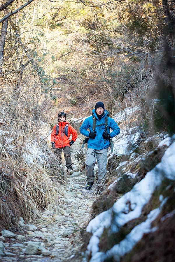 무너미고개에서 팔봉능선으로 향하는 골짜기