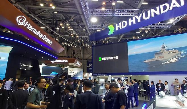 부산 국제해양방위산업전에서 마주 보고 부스를 설치한 한화오션과 HD현대