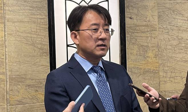 이청 삼성디스플레이 대표이사 사장이 14일 서울 송파구 잠실 롯데호텔에서 열린 '2025 한국디스플레이산업협회 정기총회' 행사에 앞서 취재진을 만나 질문에 답변하고 있다. 공동취재사진