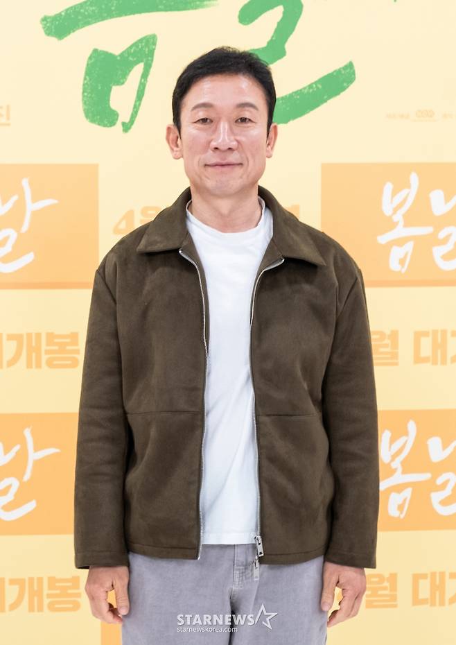 배우 정석용이 30일 오전 온라인 생중계로 진행된 영화 '봄날' 제작보고회에 참석해 포즈를 취하고 있다. 한때 잘나갔지만 현재는 집안의 애물단지인 철부지 형님 호성이 아는 인맥 모두 끌어 모은 아버지의 장례식장에서 부조금으로 한탕 크게 벌이려다 수습불가 사건에 휘말리는 이야기를 다룬 영화 '봄날'은 내달 개봉예정이다. /사진제공=콘텐츠판다 2022.03.30