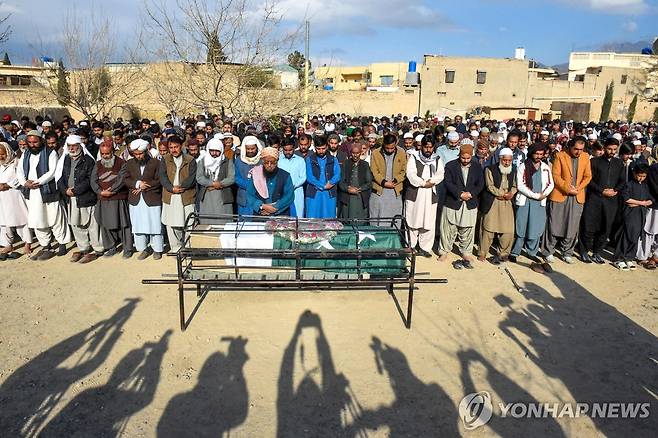 파키스탄 열차 납치사건 사망자 추모 (퀘타 AFP=연합뉴스) 13일(현지시간) 파키스탄 발루치스탄주 퀘타에서 주민들이 열차 납치 사건 사망자를 위한 장례 기도를 하고 있다. 2025.3.14. photo@yna.co.kr