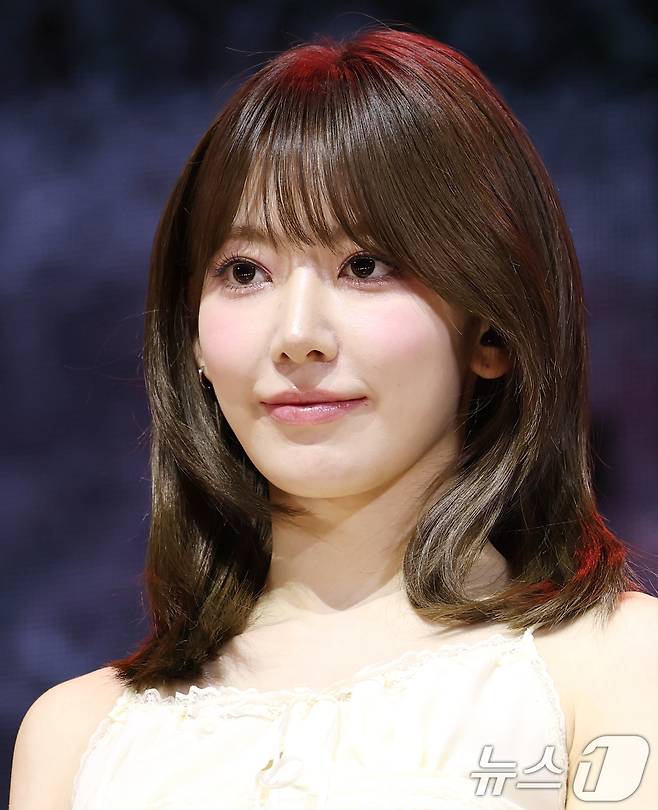 그룹 르세라핌의 사쿠라가 14일 오전 서울 광진구 광장동 예스24 라이브홀에서 가진 다섯 번째 미니앨범 'HOT' 발매 기념 쇼케이스에서 미소를 짓고 있다. ⓒ News1 권현진 기자