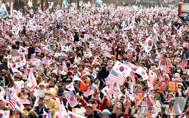 15일 오후 서울 세종대로에서 열린 자유통일당 탄핵반대 집회에서 참가자들이 구호를 외치고 있다. 2025.3.15/뉴스1 ⓒ News1 김명섭 기자
