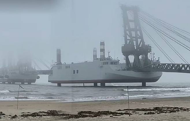 최근 소셜미디어에서 확산된 이동식 부두를 갖춘 중국의 특수바지선. /엑스