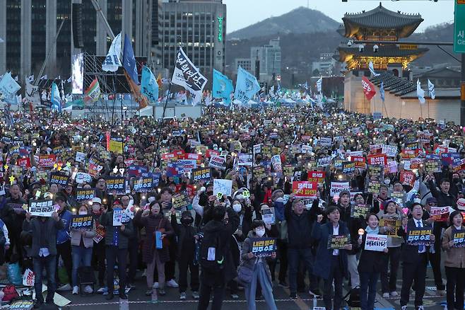 ‘윤석열즉각퇴진·사회대개혁 비상행동(비상행동)’이 15일 오후 서울 종로구 광화문 동십자각 일대에서 연 ‘100만 시민 총집중의 날’ 집회에서 참가자들이 윤 대통령에 대한 헌재의 즉각 파면을 촉구하고 있다. 김태형 기자 xogud555@hani.co.kr