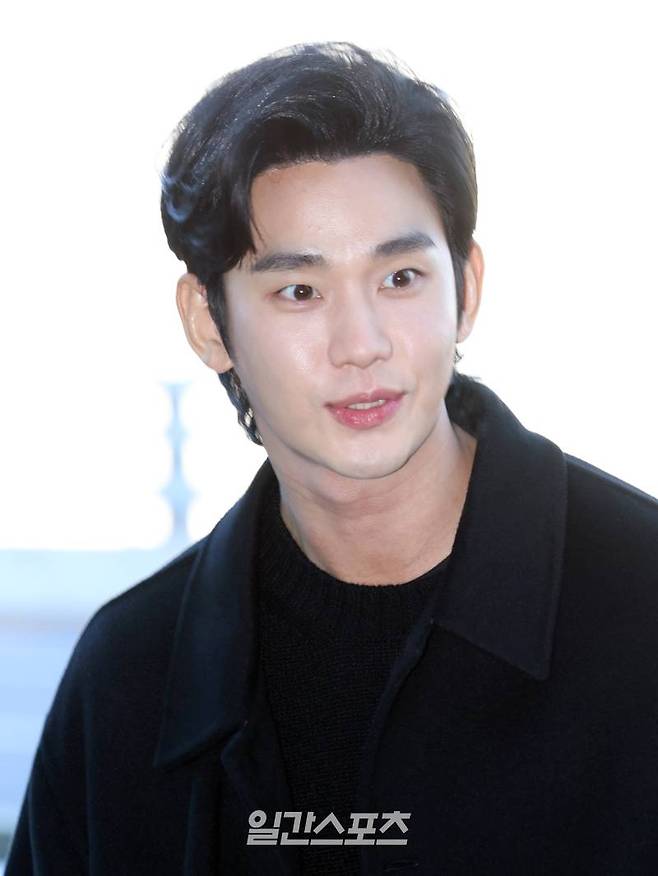 배우 김수현이 17일 오전 해외 일정 참석 차 인천국제공항을 통해 이탈리아 밀라노로 출국하고 있다. 인천공항=서병수 기자 qudtn@edaily.co.kr /2025.01.17/
