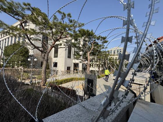 14일 헌재 담장에 철조망이 설치됐다. 최기웅 기자