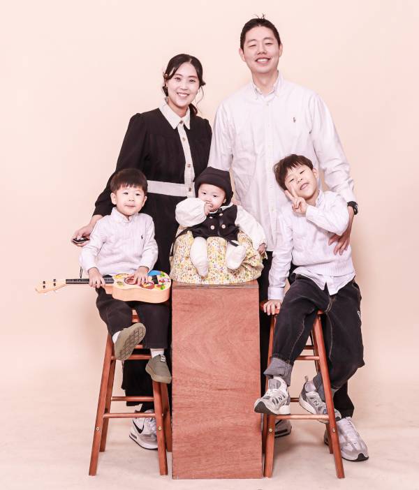 이상훈 강예나 부부가 지난 7일 인천 서구의 한 셀프 사진관에서 삼 형제 서로 서유 서온과 함께 가족사진을 찍고 있는 모습. 이상훈씨 제공