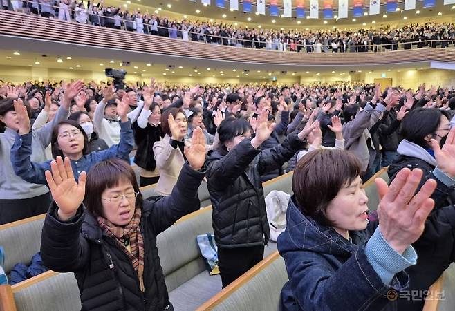 교인들이 15일 서울 서초구 사랑의교회에서 열린 국민 대통합을 위한 기도회에서 두 손을 들고 기도하고 있다.