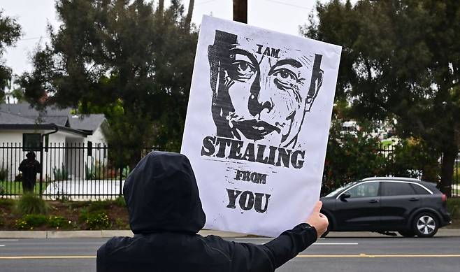 일론 머스크 테슬라 CEO 반대 시위를 벌이고 있는 시민. AFP연합뉴스